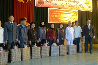 Toyota Việt Nam trao tặng quà tết cho các gia đình chính sách và hội người cao tuổi phường Phúc Thắng